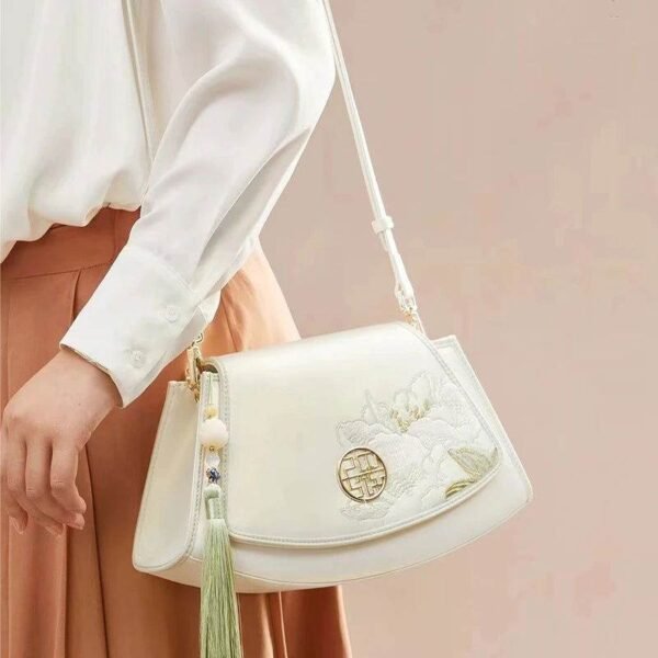 Embroidery_Leather_Vintage_White_Lotus_Handbag_with_Pendant_-_SinoCultural-2476544 Embroidery_Leather_Vintage_White_Lotus_Handbag_with_Pendant_-_SinoCultural-2476544