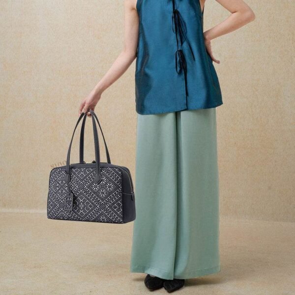 荘錦刺繍ハンドバッグ-モデル-前面展望 Zhuang-Brocade-Embroidered-Handbag-Model-Front-View