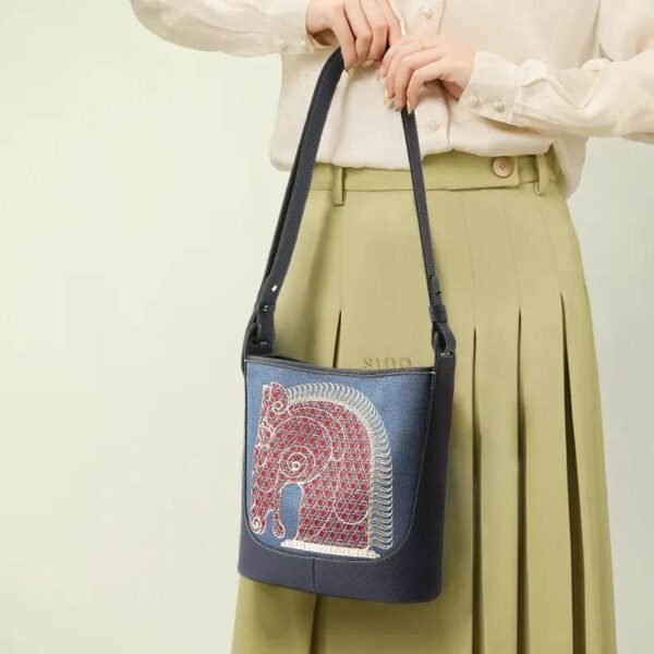 シノワズリ・ホース刺繍クロスボディモデル chinoiserie-horse-embroidered-crossbody-model