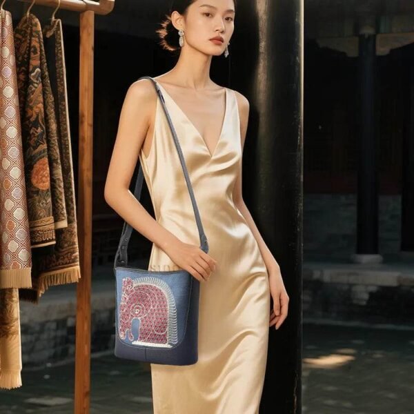 hinoiserie-horse-embroidered-leather-crossbody-bag- モデル着用フロントビュー hinoiserie-horse-embroidered-leather-crossbody-bag-model-wearing-front-view