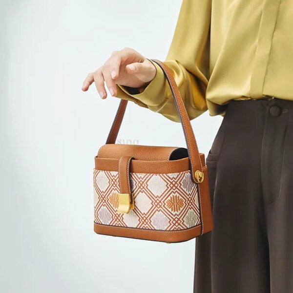 model-holding-zhuang-brocade-bag-single-hand model-holding-zhuang-brocade-bag-single-hand