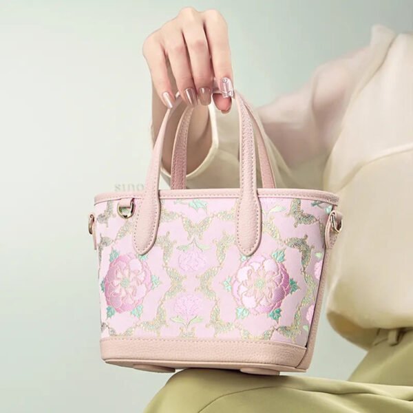 モデル座位キャリー・ブロケード・バッグ・オン・ニーズ model-seated-carrying-brocade-bag-on-knees